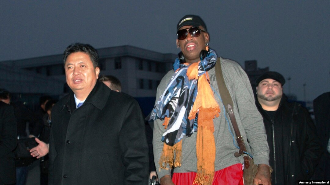 El basquetbolista retirado Dennis Rodman llega al aeropuerto de Pyongyang en Corea del Norte.