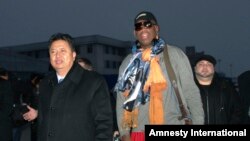 El basquetbolista retirado Dennis Rodman llega al aeropuerto de Pyongyang en Corea del Norte.