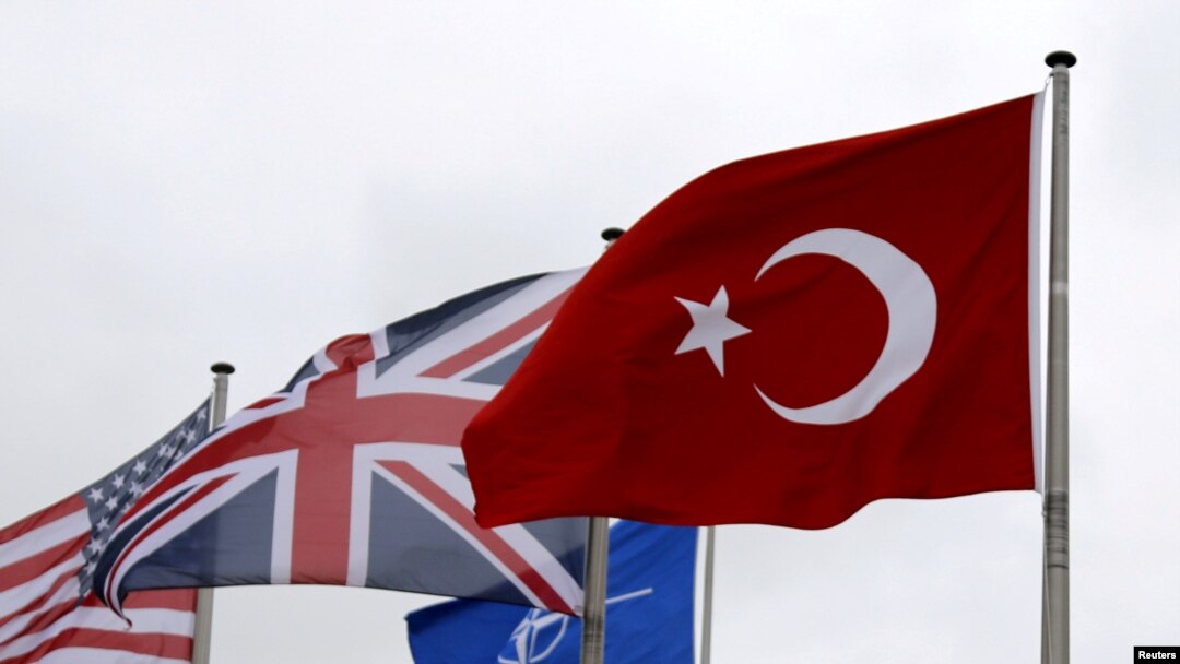 Bendera Turki berkibar di antara bendera negara-negara anggota NATO lainnya di markas besar Pakta Pertahanan Atlantik Utara (NATO) di Brussels, Belgia, 28 Juli 2015 (Foto: dok).