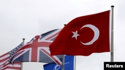 Bendera Turki berkibar di antara bendera negara-negara anggota NATO lainnya di markas besar Pakta Pertahanan Atlantik Utara (NATO) di Brussels, Belgia, 28 Juli 2015 (Foto: dok).