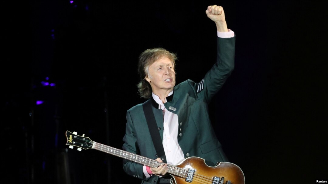 Musisi legendaris asal Inggris yang juga merupakan pentolan grup musik The Beatles Paul McCartney tampil dalam konser musik "One on One" di Porto Alegre, Brazil, pada 13 Oktober 2017. (Foto: Reuters)