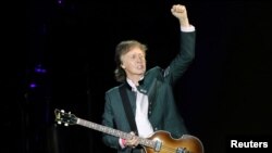 Musisi legendaris asal Inggris yang juga merupakan pentolan grup musik The Beatles Paul McCartney tampil dalam konser musik "One on One" di Porto Alegre, Brazil, pada 13 Oktober 2017. (Foto: Reuters)