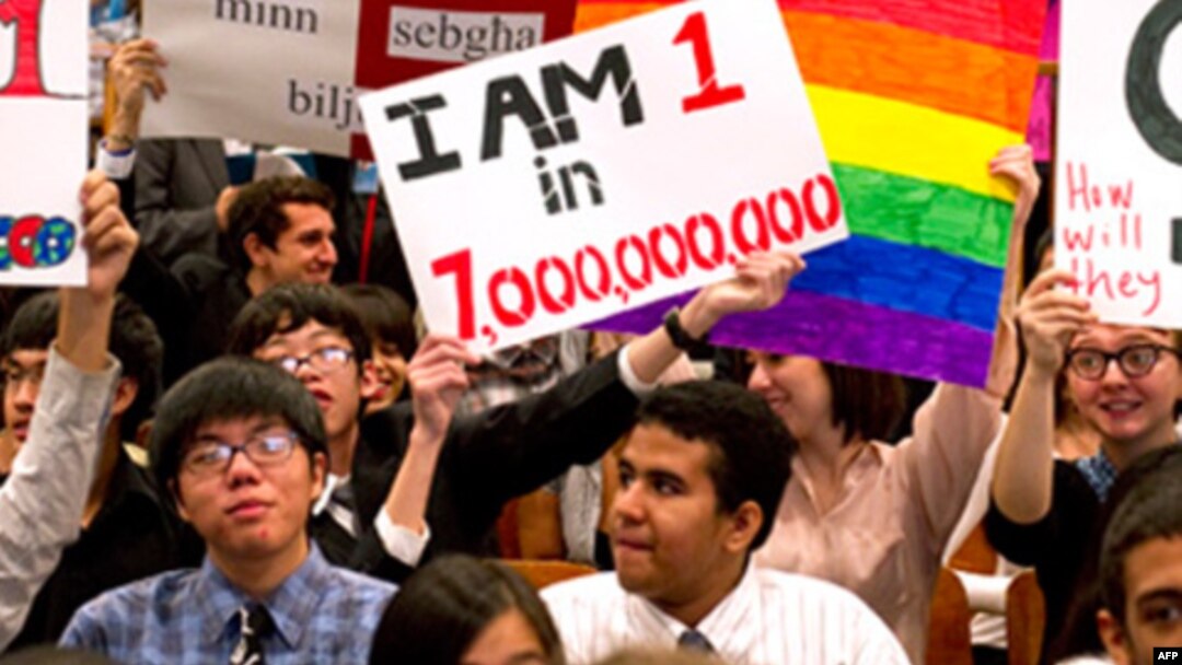 Talabalar "Men 7 milliard odamdan biriman" degan shior bilan, Nyu-York