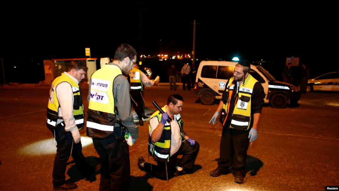 Polisi Israel memeriksa lokasi saat seorang pemuda Palestina menikam tiga warga Israel di Tepi Barat, Senin (10/11).