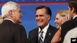 Mitt Romney i njegova supruga u razgovoru s bivšim predsjedateljem Zastupničkog doma Newtom Gingrichem