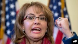 La exlegisladora Gabby Giffords encabeza campaña contra la violencia con armas que sufrren las mujeres.