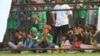 Suporter anak-anak yang turut menyaksikan pertandingan sepak bola di Stadion Teladan, Medan. (VOA/Anugrah Andriansyah). 