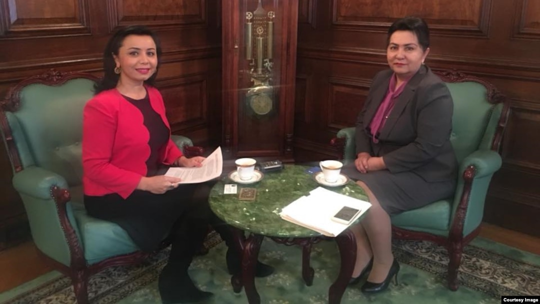 Erkaklar hojatxonasida qiz porno Yapon buzuq porno