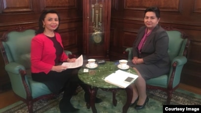 Porno yogli anal guruhi Oriq katta mushuk