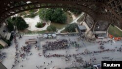 Para pengunjung antre untuk naik ke Menara Eiffel di Paris, Perancis, 2 Juni 2018.