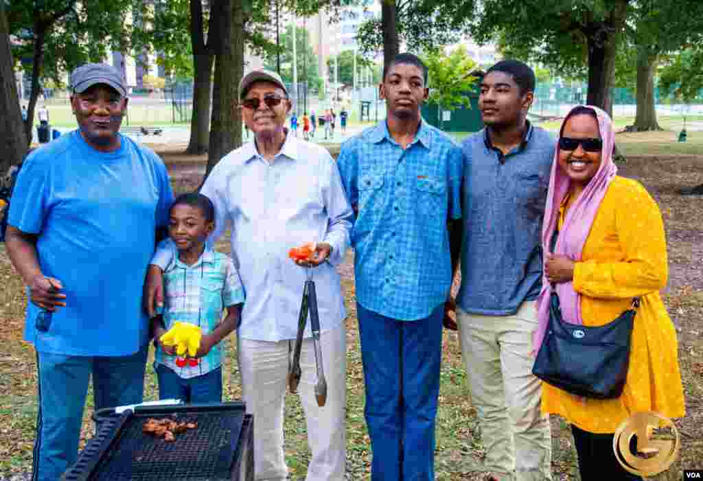 Ma&#39;aikatan Muryar Amurka da iyalansu a filin Quincy Park dake jihar Virginia.