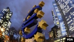 Patung Euro di depan Sentral Bank Eropa di Frankfurt, Jerman (Foto: dok).