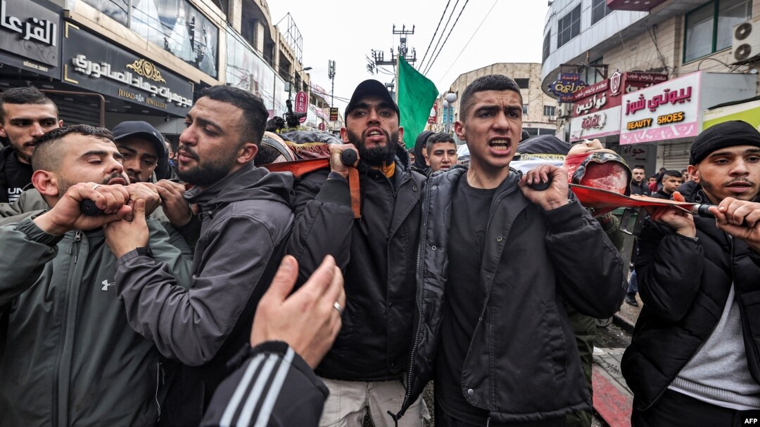 Palestinci oplakuju ubistvo pripadnika Hamasa i Islamskog džihada koji su ubijeni u akciji izraelske vojske u Dženinu na Zapadnoj obali (Foto: Zain JAAFAR/AFP)
