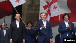 პარტია "ქართული ოცნების" ლიდერები თბილისში, 2024 წლის 29 აპრილს გამართულ მთავრობის მხარდამჭერ დემონსტრაციაზე. 