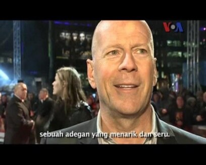 Bruce Willis dan Jai Courtney - VOA Pop News