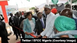 Le président Muhammadu Buhari inaugure le nouvel immeuble de l'Agence de lutte contre la corruption et les crimes financiers (EFCC) à Abuja, 15 mai 2018. (Twitter/EFCC Nigeria)