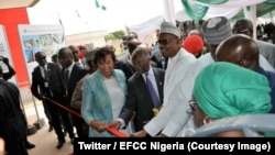 Le président Muhammadu Buhari inaugure le nouvel immeuble de l'Agence de lutte contre la corruption et les crimes financiers (EFCC) à Abuja, 15 mai 2018. (Twitter/EFCC Nigeria)