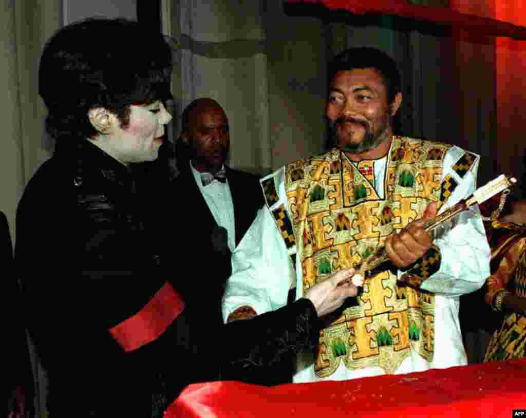 Michael Jackson amkabidhi Rais Jerry Rawlings upanga wa dhahabu kutoka mwanamfalme Alwaleed 