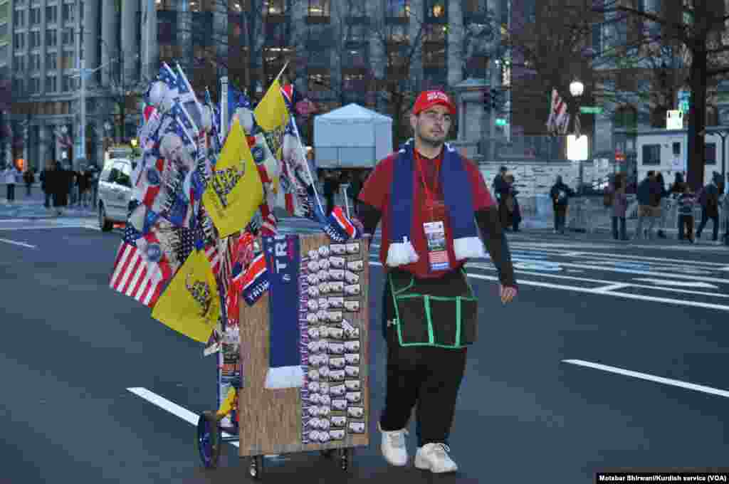 Seorang pria menjual cenderamata terkait inaugurasi presiden di Washington, D.C. (19/1).