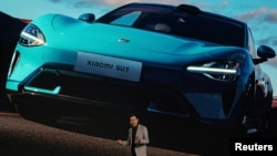 小米創始人兼首席執行官雷軍在北京舉行的小米電動汽車SU7上市發佈會上講話。（2024年3月28日）
