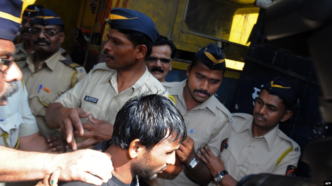 Salah seorang pelaku perkosaan beramai-ramai, Siraj Rehmat Khan (tengah) dikawal polisi menuju pengadilan di Mumbai (4/4).
