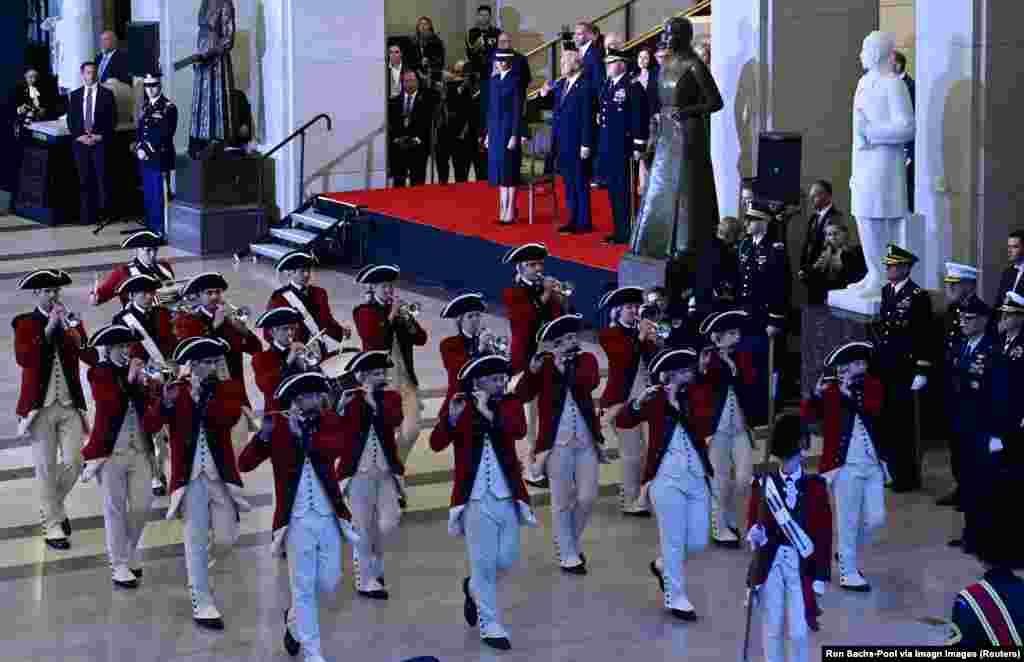 O Presidente Donald J Trump participa na cerimónia de revisão das tropas, no âmbito das suas atividades inaugurais, no Emancipation Hall, no Capitólio dos Estados Unidos, em Washington, a 20 de janeiro de 2025.