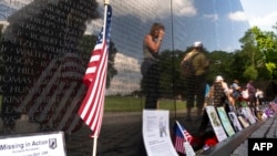 Spomenik pognulima u ratu u Vijetnamu u Vašingtonu (ROBERTO SCHMIDT / AFP)