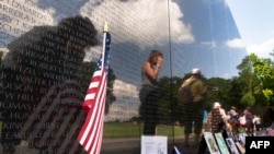 Луѓе го посетуваат споменикот на војната во Виетнам Националното шеталиште пред Денот на сеќавањата во Вашингтон на 26 мај 2024 година.