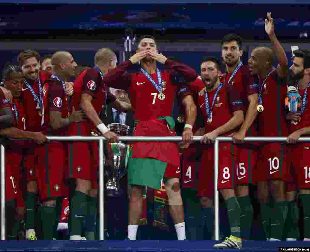 O capitão da equipa portuguesa, Cristiano Ronaldo, após a final entre Portugal e França, cuja vitória de Portugal resultou num golo de Éder. UEFA EURO 2016