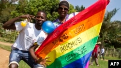 Des Ougandais brandissent un drapeau arc-en-ciel, Entebbe, le 9 août 2014.