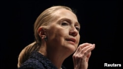 Menteri Luar Negeri AS Hillary Clinton memberikan pidato di Universitas Dublin, Irlandia Kamis (6/12).