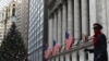 En esta foto de archivo tomada el 9 de diciembre de 2020, un voluntario del Ejército de Salvación baila frente a la Bolsa de Valores de Nueva York (NYSE) en Wall Street en la ciudad de Nueva York.