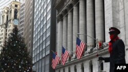 En esta foto de archivo tomada el 9 de diciembre de 2020, un voluntario del Ejército de Salvación baila frente a la Bolsa de Valores de Nueva York (NYSE) en Wall Street en la ciudad de Nueva York.