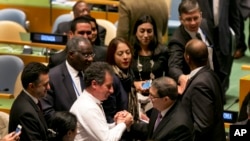 El ministro de RR.EE. de Cuba Bruno Rodriguez (centro derecha) es felicitado por delegados en la ONU después de la votación de la resolución pidiendo el levantamiento del embargo de Washington a La Habana, el martes, 27 de octubre de 2015.
