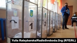 Фото "Радіо Свобода": Під час голосування на одній з виборчих дільниць у Дніпрі, 25 жовтня 2020 року