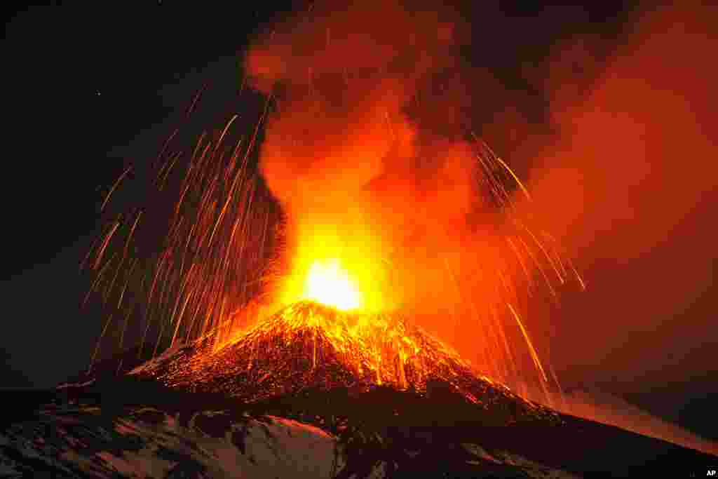 Gunung Etna, gunung berapi paling aktif di Eropa meletus dan memuntahkan lava, foto diambil dari kota Acireale, dekat kota Catania, Sisilia, Italia (16/11).&nbsp; 