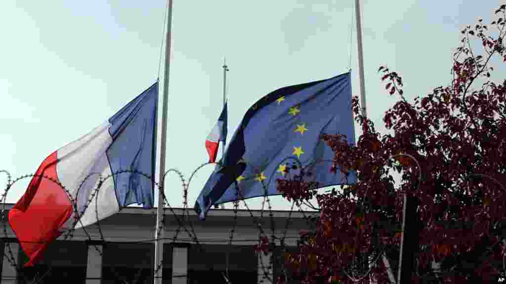 Les drapeaux français et de l&rsquo;Union européenne en berne devant l'ambassade française à Ankara où le personnel et les membres de la communauté française observent une minute de silence 16 novembre 2015.&nbsp;
