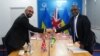 Menteri Dalam Negeri Inggris James Cleverly (kiri) dan Menlu Rwanda Vincent Biruta dalam pertemuan bilateral di Kigali, Rwanda Selasa, 5 Desember 2023. 