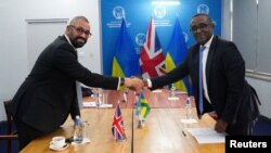 Menteri Dalam Negeri Inggris James Cleverly (kiri) dan Menlu Rwanda Vincent Biruta dalam pertemuan bilateral di Kigali, Rwanda Selasa, 5 Desember 2023. 