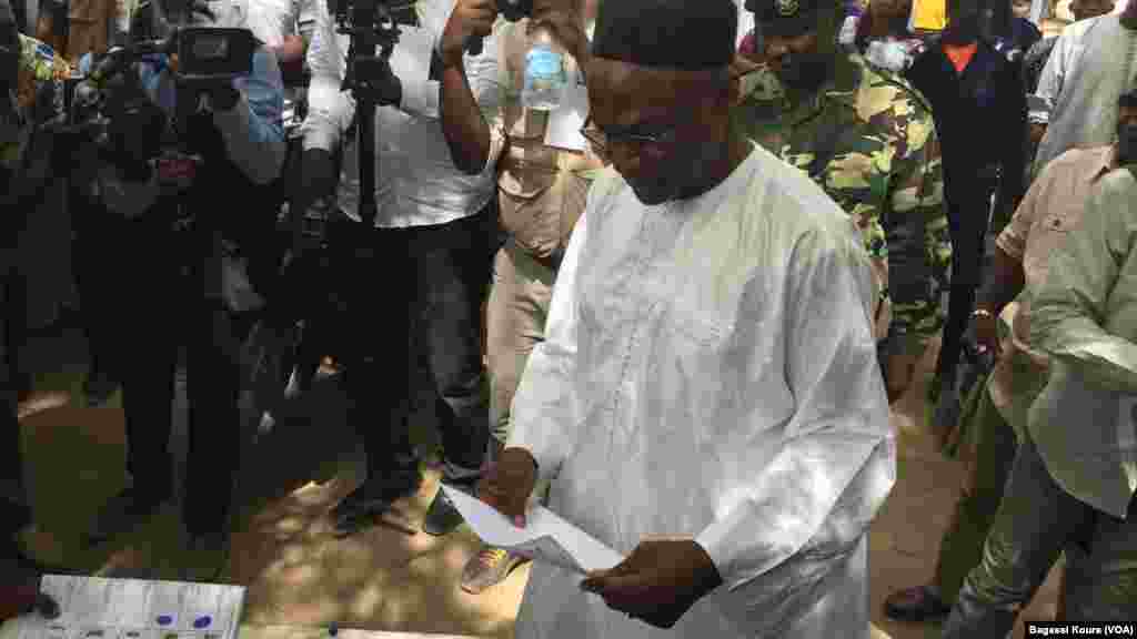 Le candidat Saleh Kebzabo vote dans un bureau de vote devant son domicile dans le 6éme arrondissement, à N&#39;Djamena, Tchad, 10 avril 2016. (VOA/Bagassi Koura)