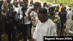 Le candidat Saleh Kebzabo dans un bureau de vote devant son domicile, dans le 6e arrondissement de N'Djamena, Tchad, 10 avril 2016. VOA Afrique/Bagassi Koura