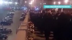 С «Немцова моста» похищен венок от Джона Болтона