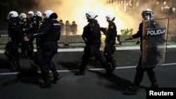 Policijske snage tokom razbijanja demonstracija ispred Doma narodne skuopštine Srbije, u Beogradu, 7. jula 2020. (Foto: Rojters, Marko Đurica)