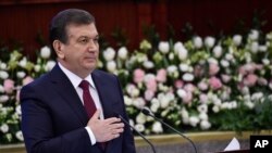 Prezident Mirziyoyev xalq bilan muloqot qilishga bel bog'lagan va barcha amaldorlardan ham shuni talab qilmoqda. Amalda bu qanday o'zgarishlarga yetaklaydi, hozircha mavhum. 