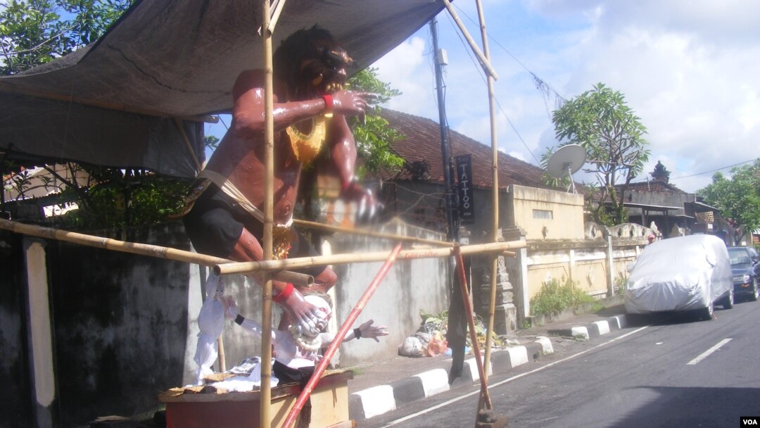 Ogoh-ogoh yang akan diarak keliling desa di Bali menjelang pelaksanaan Hari Raya Nyepi. (VOA/Muliarta)