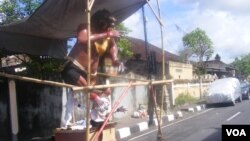 Ogoh-ogoh yang akan diarak keliling desa di Bali menjelang pelaksanaan Hari Raya Nyepi. (VOA/Muliarta)