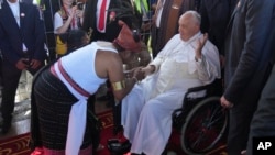 El papa Francisco es recibido por timorenses orientales que visten vestidos tradicionales durante una ceremonia de bienvenida en el Aeropuerto Internacional Presidente Nicolau Lobato de Dili en Dili, Timor Oriental, el lunes 9 de septiembre de 2024. 