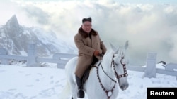Pemimpin Korea Utara Kim Jong Un dengan kuda saat salju turun di Gunung Paektu dalam foto yang dirilis oleh Kantor Berita Pusat Korea (KCNA) Korea Utara, 16 Oktober 2019. (Foto: KCNA via Reuters)