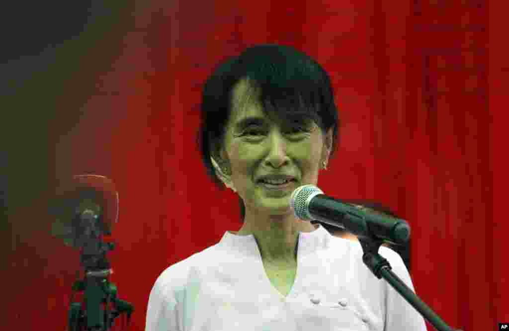 Aung San Suu Kyi speaks to journalists during the press conference in her residence in Rangoon, Burma, March 30, 2012. 