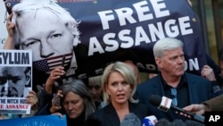 Kristinn Hrafnsson, editor WikiLeaks, dan kuasa hukum Jennifer Robinson berbicara di depan pengadilan London di mana Julian Assange mengajukan banding atas penahanannya, Kamis (11/4). 